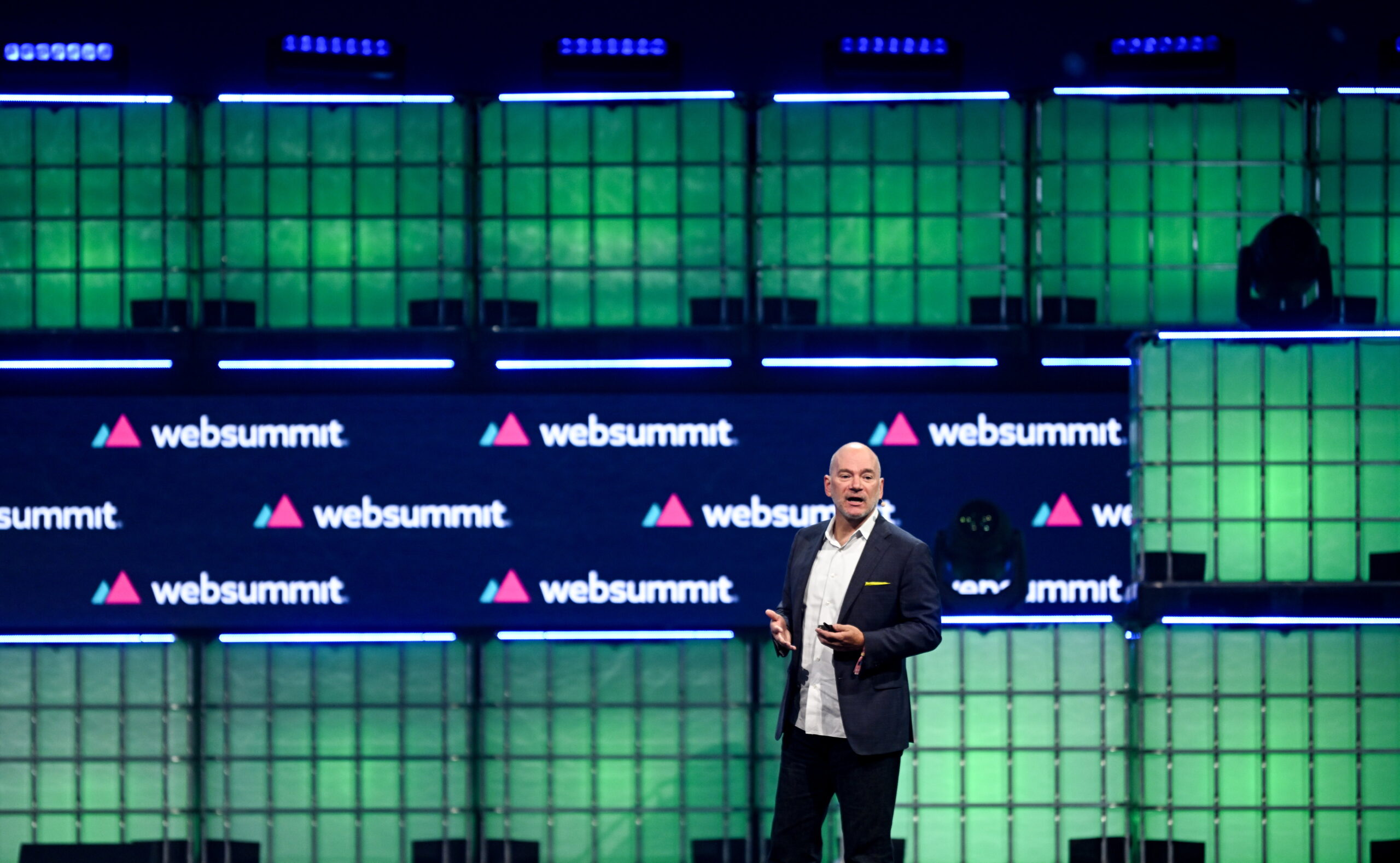 14 de novembro de 2023; Andrew McAfee, Cientista Principal de Pesquisa do MIT, no Palco Central durante o primeiro dia do Web Summit 2023 na Altice Arena em Lisboa, Portugal. Foto por Eóin Noonan/Web Summit via Sportsfile.