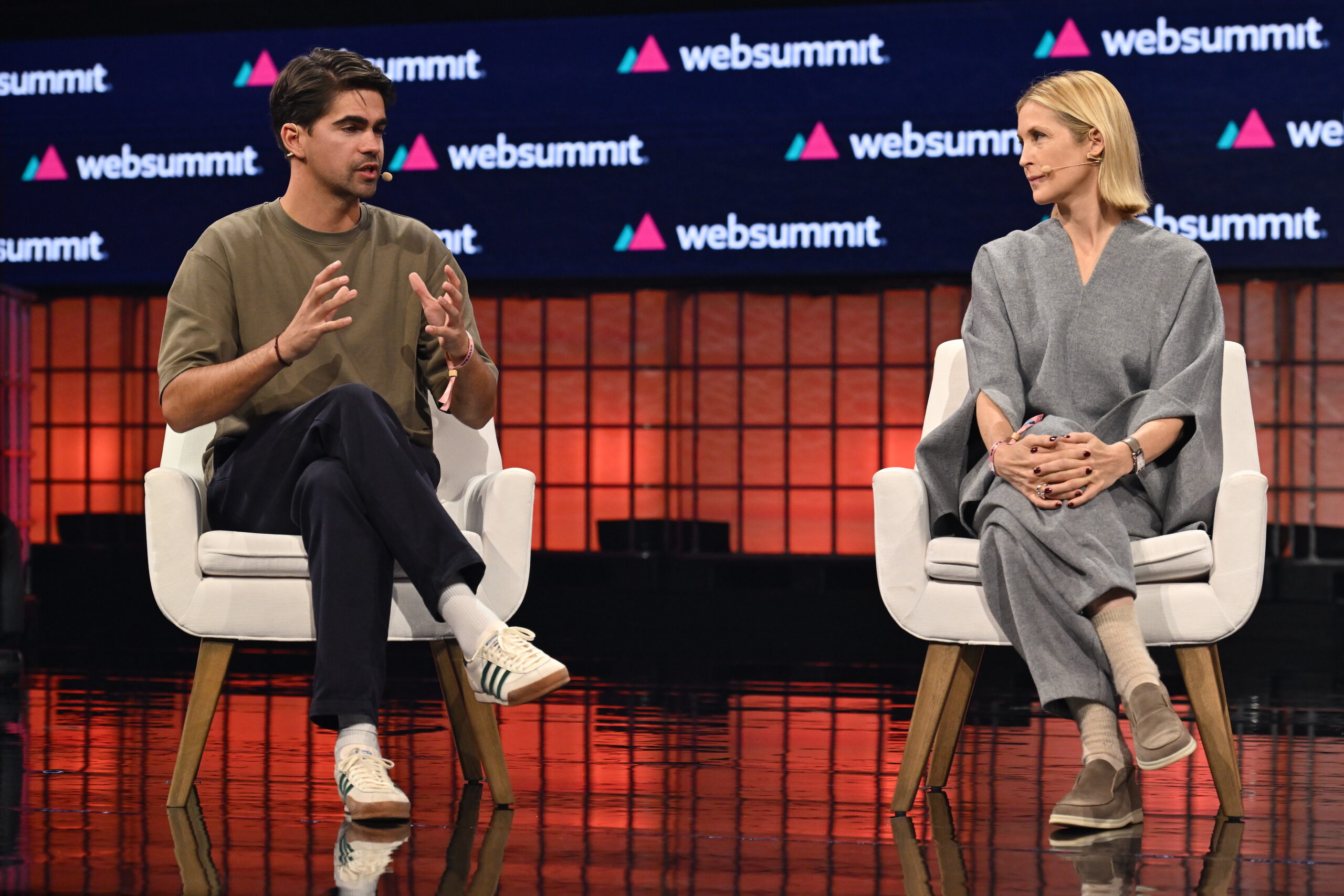 16 de novembro de 2023; Benjamin Buthmann, Co-fundador e CEO da Whyzzer, à esquerda, e Kelly Rutherford, Atriz e Investidora da Whyzzer, no palco principal durante o terceiro dia do Web Summit 2023 na Altice Arena em Lisboa, Portugal. Foto por Tyler Miller/Web Summit via Sportsfile.