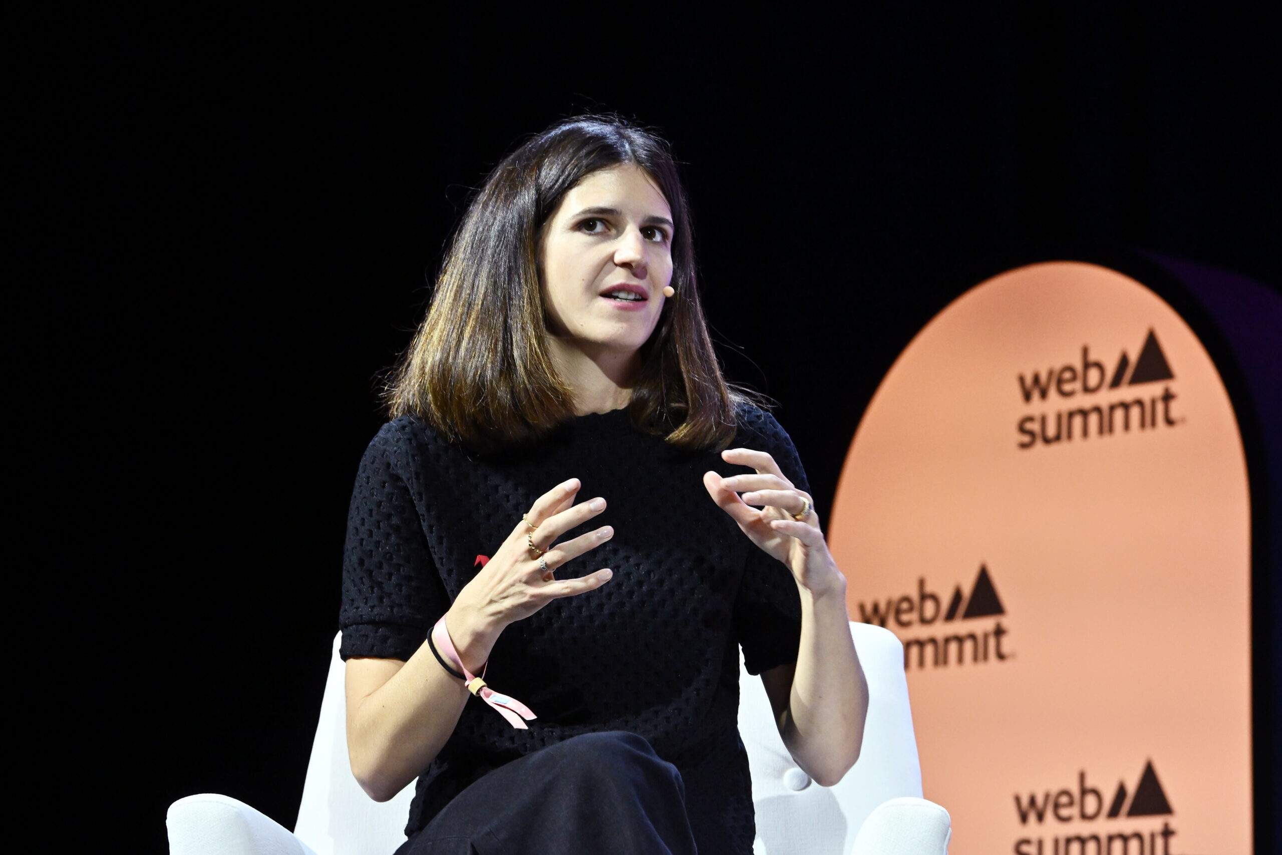 14 de novembro de 2023; Clara Chappaz, Diretora da La French Tech, no Palco Startup University durante o primeiro dia do Web Summit 2023 na Altice Arena em Lisboa, Portugal. Foto por Piaras Ó Mídheach/Web Summit via Sportsfile.