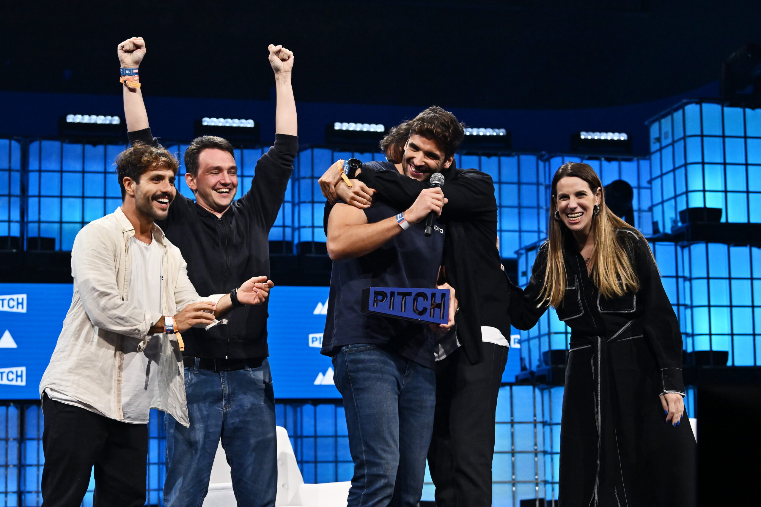 16 de novembro de 2023; Henrique Ferreira, CXO e Cofundador da Inspira, vencedora do PITCH, no centro, com a equipe fundadora no palco principal durante o terceiro dia do Web Summit 2023 na Altice Arena em Lisboa, Portugal. Foto por Piaras Ó Mídheach/Web Summit via Sportsfile.