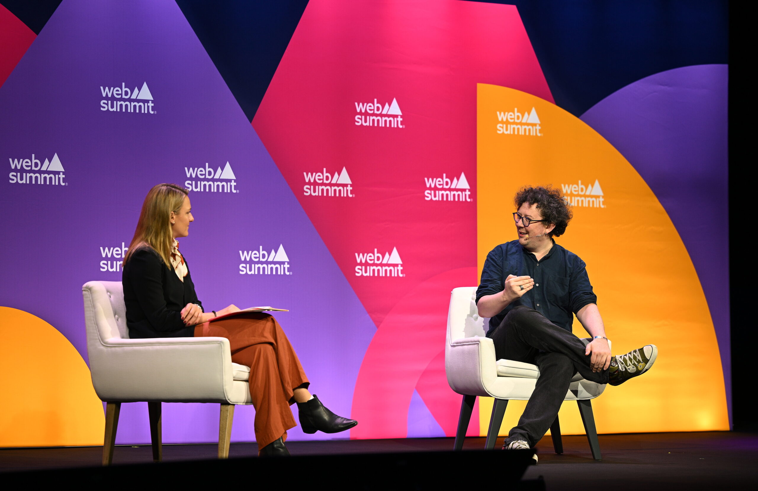 16 de novembro de 2023; Vera Bergengruen, Correspondente Sênior da TIME; à esquerda, e James Ball, Colunista e Entrevistador do The New European; no palco Book Summit durante o terceiro dia do Web Summit 2023 na Altice Arena em Lisboa, Portugal. Foto por Lukas Schulze/Web Summit via Sportsfile.